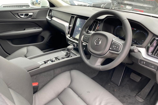 2020 Volvo V60 F-Series T5 Momentum Wagon Image 2