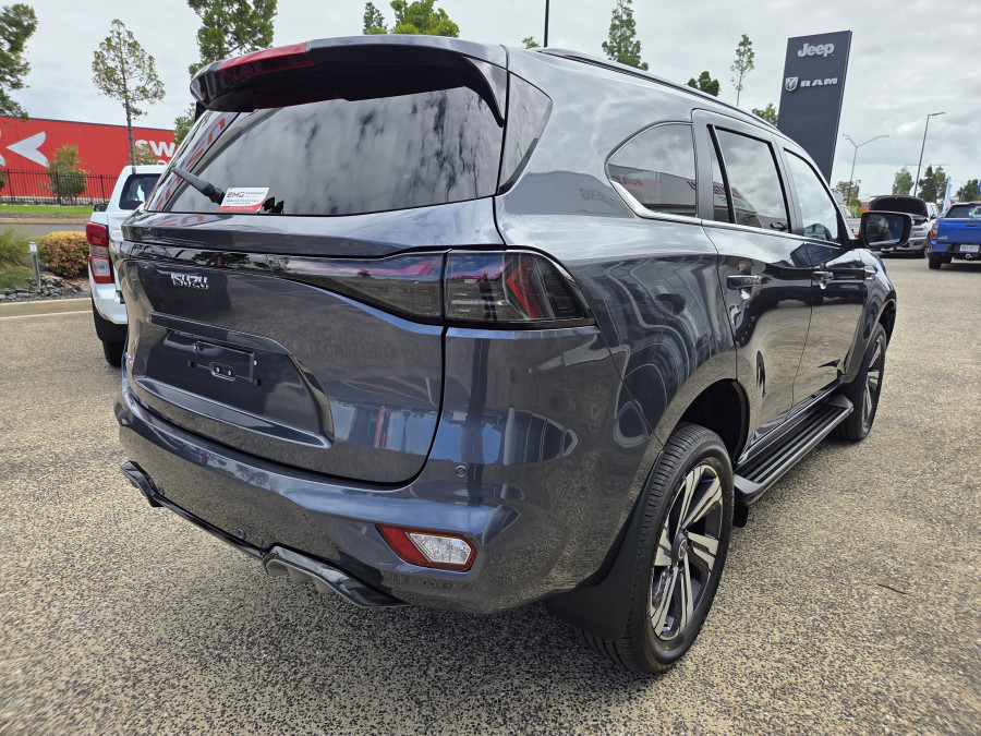 2026 Isuzu MU-X RJ LS-T SUV Image 3
