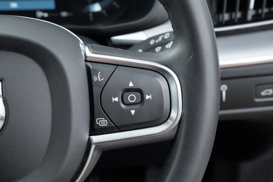 2022 Volvo XC60 UZ B5 Momentum SUV Image 19