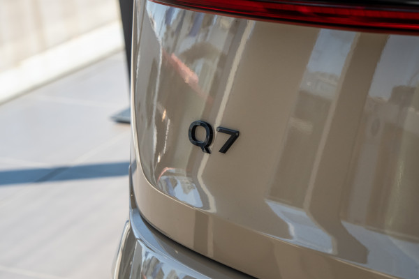 2025 Audi Q7 4M 50 TDI S line SUV image 19