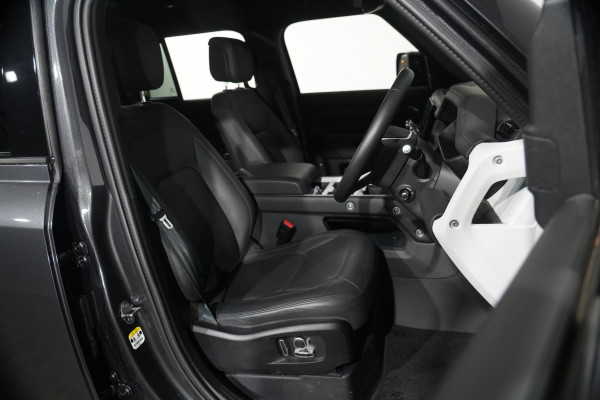 2025 Land Rover Defender L663 130 D350 X-Dynamic SE SUV image 29