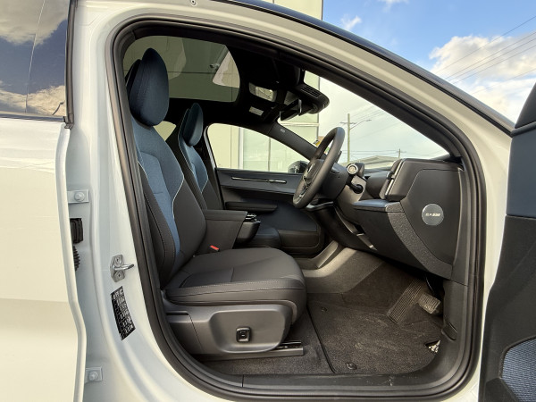 2026 Volvo EX30  Single Motor Extended Range Ultra SUV image 8