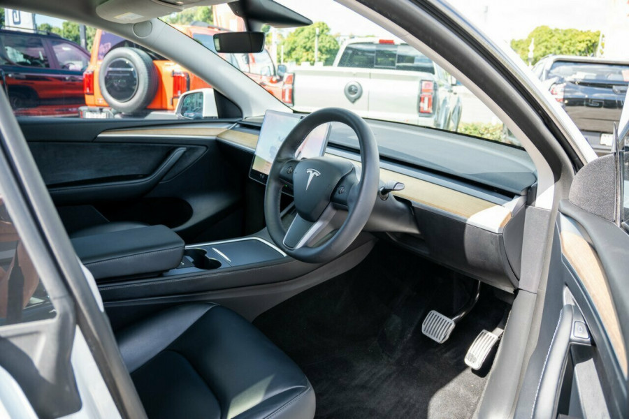 2023 Tesla Model Y  Long Range Wagon Image 17