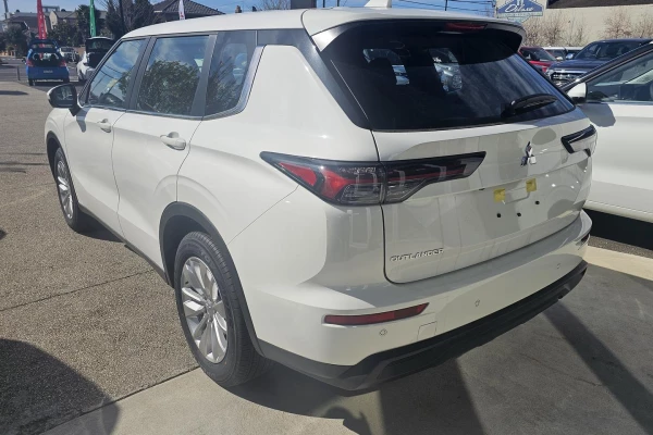 2025 Mitsubishi Outlander ZM ES SUV Image 5