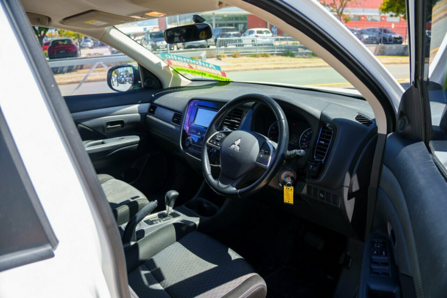 2014 MY14.5 Mitsubishi Outlander ZJ ES Wagon Image 15