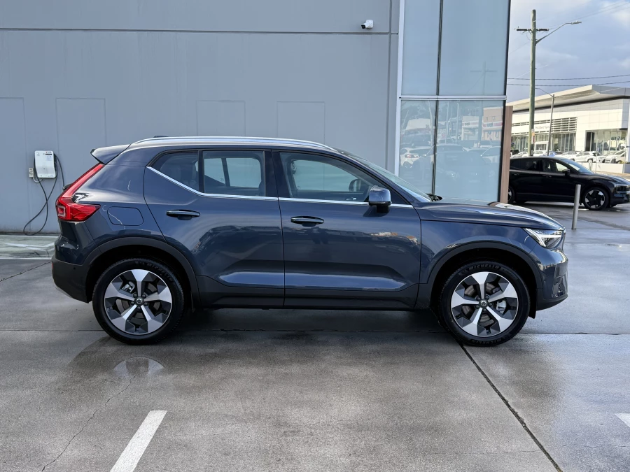 2026 Volvo XC40 XZ Ultra B4 Bright SUV Image 3