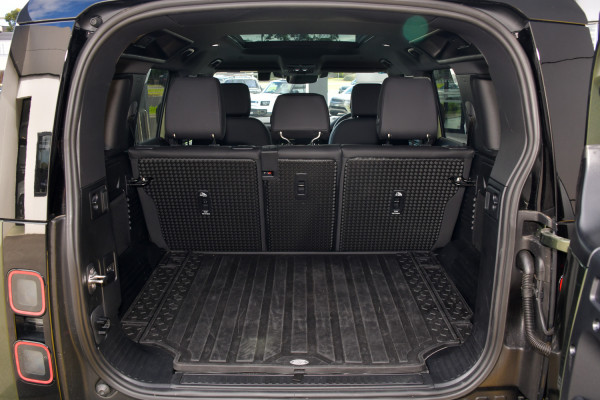 2026 Land Rover Defender L663 110 P425 X-Dynamic SE SUV image 17