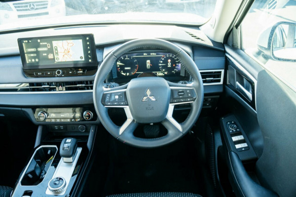 2025 Mitsubishi Outlander ZM LS SUV Image 9