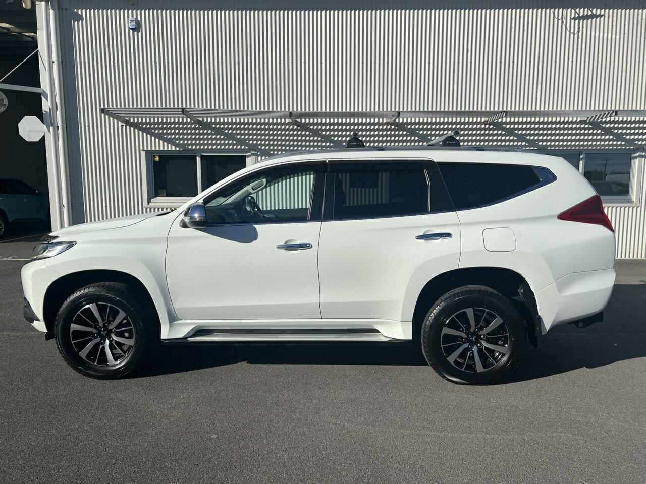 2016 Mitsubishi Pajero Sport QE GLX SUV Image 9
