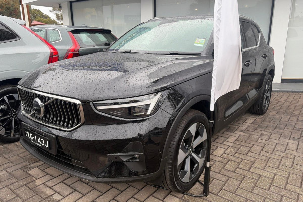 2025 MY26 Volvo XC40 XZ Ultra B4 Bright SUV Image 3