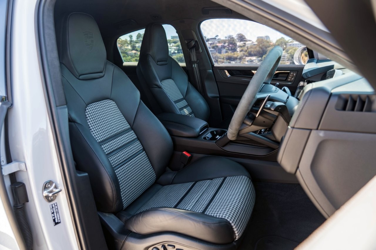 2024 Porsche Cayenne GTS Coupe Image 12
