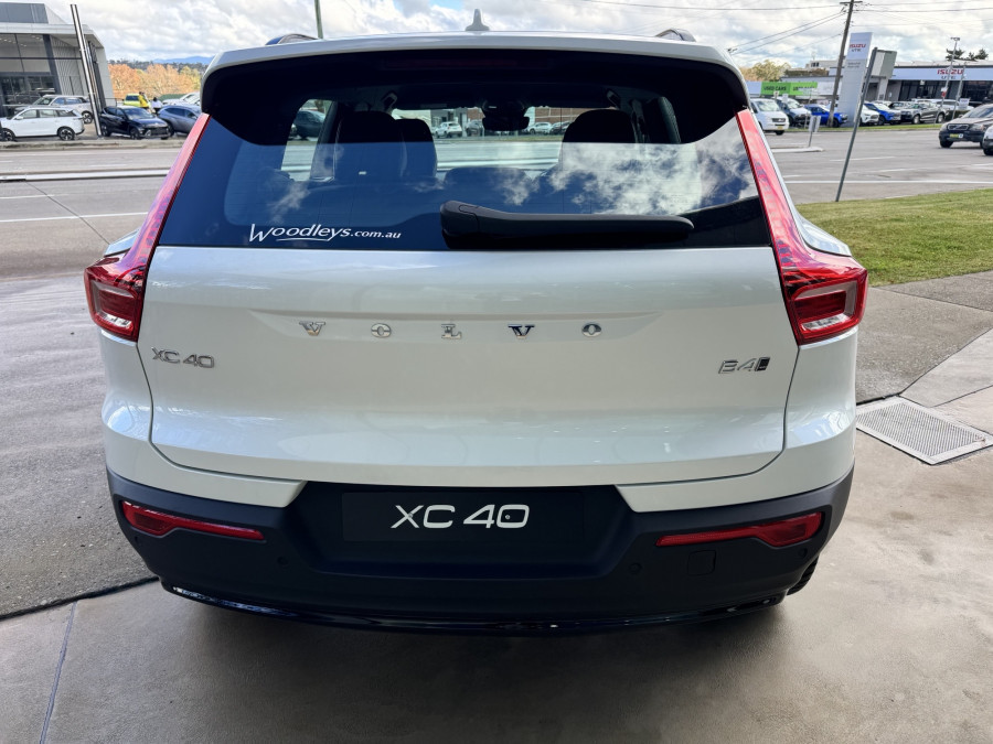 2026 Volvo XC40 XZ Ultra B4 Dark SUV Image 6