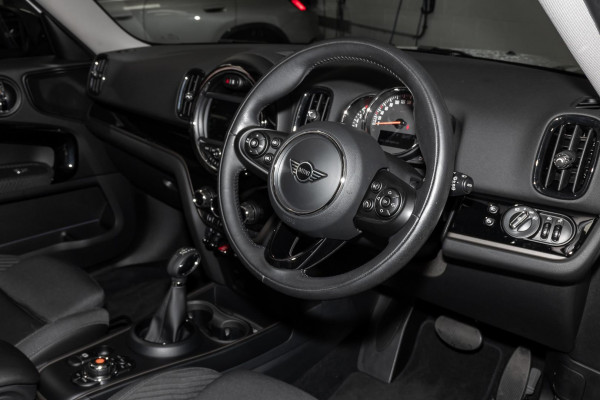 2018 MINI Countryman F60 Cooper SUV image 6