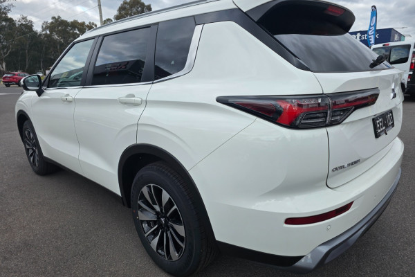 2025 Mitsubishi Outlander ZM LS SUV Image 5
