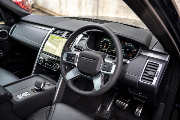 2025 Land Rover Discovery Series 5 D350 Dynamic SE SUV image 3