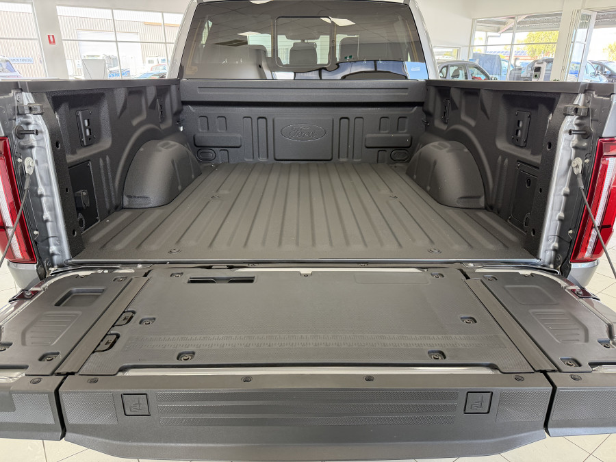 2024 Ford F-150  Lariat Dual Cab Image 9