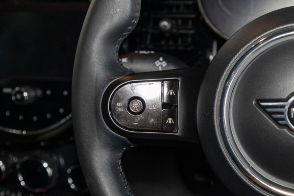 2023 MINI Cooper F55 LCI-2 C Classic Hatch image 17