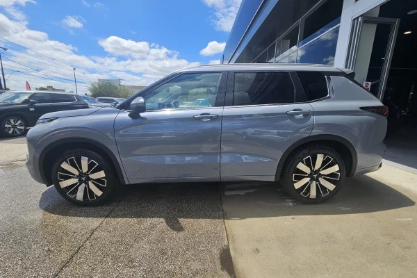 2025 Mitsubishi Outlander ZM Exceed SUV Image 3