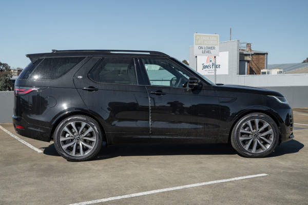 2026 Land Rover Discovery Series 5 D350 Dynamic SE SUV image 3