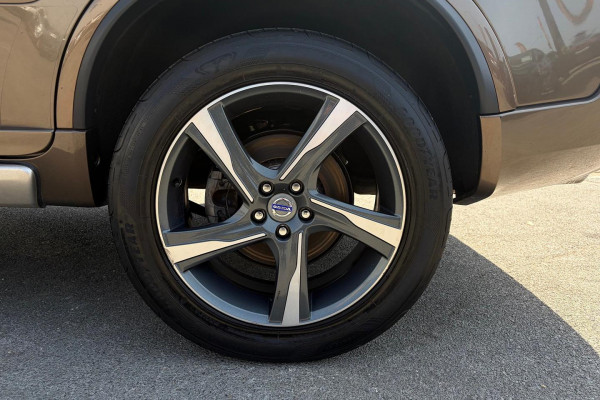 2012 Volvo XC90 L Series R-Design SUV Image 11