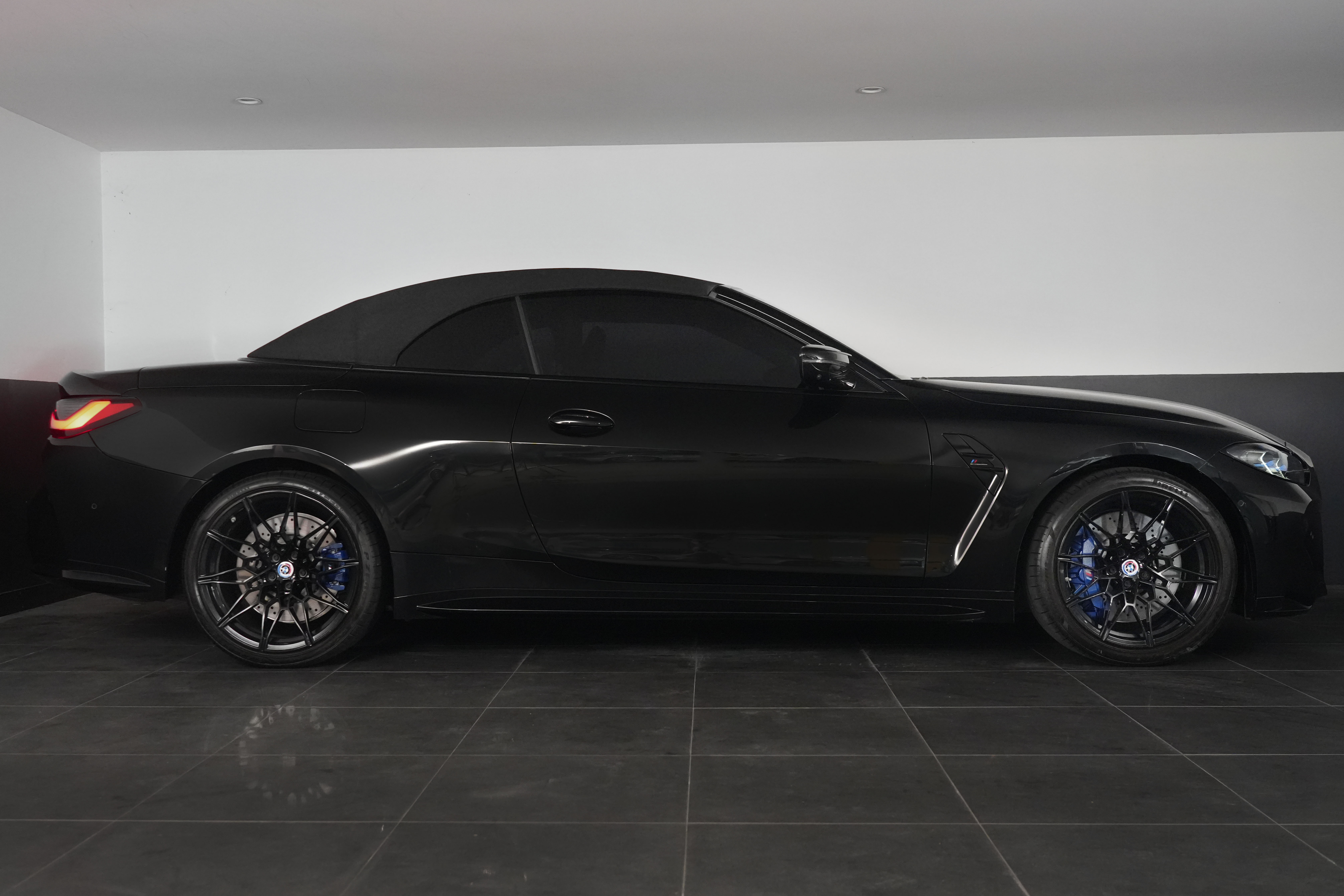 2022 BMW M4 Competition Convertible Image 17