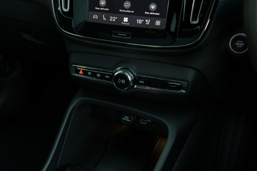 2025 MY26 Volvo XC40 XZ Ultra B4 Bright SUV Image 28