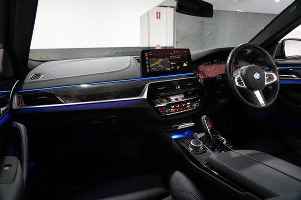 2022 BMW V8TT M550i Xdrive Pure Lci Sedan Image 25