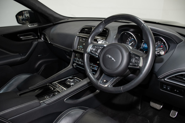 2019 Jaguar F-PACE 25t R-Sport SUV image 17
