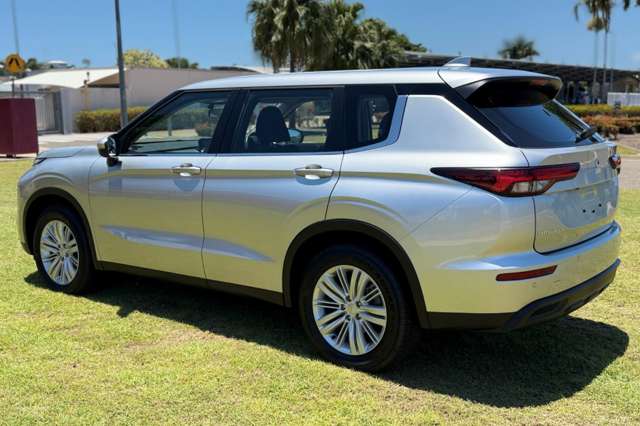 2024 Mitsubishi Outlander ZM ES SUV Image 6