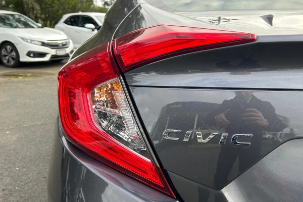 2018 Honda Civic 10th Gen VTi-L Sedan Image 17