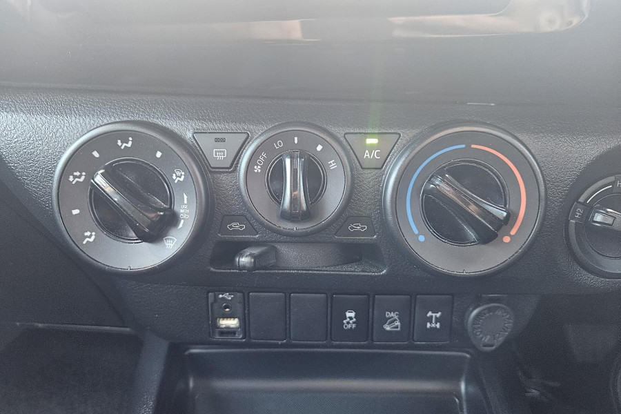 2020 Toyota HiLux  SR Dual Cab Cab Chassis Image 25