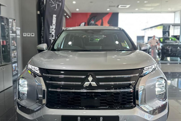 2025 MY24 Mitsubishi Outlander ZM ES SUV Image 2