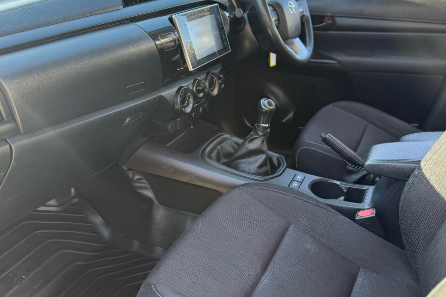 2018 Toyota HiLux 1Y46270EQ SR Cab Chassis Image 12