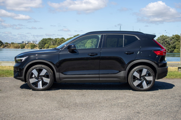 2025 Volvo XC40 RECHARGE ULTIMATE DM BEV SUV Image 3