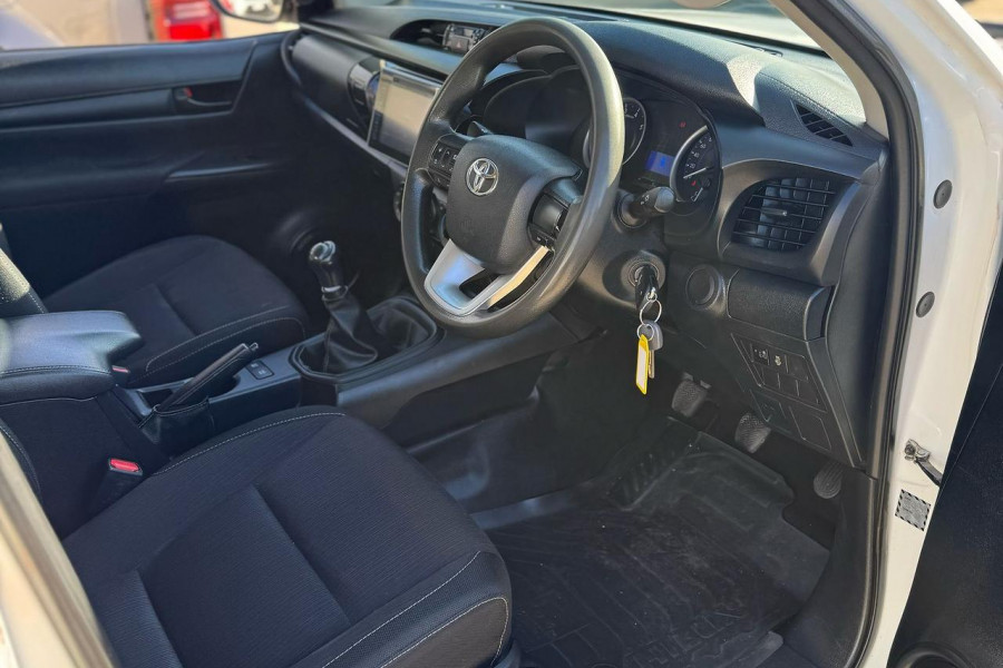 2018 Toyota HiLux 1Y46270EQ SR Cab Chassis Image 19