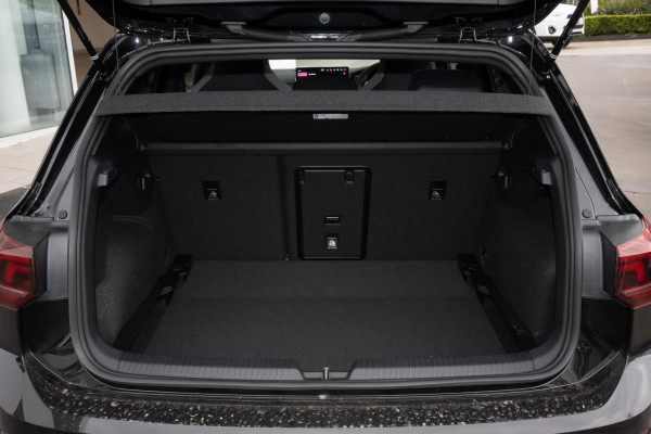 2025 MY26 Volkswagen Golf 8.5 110TSI R-Line Hatch Image 21