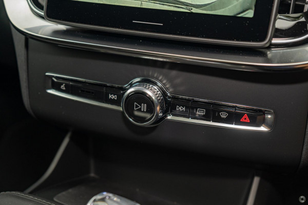 2026 Volvo XC90 L Series Ultra B5 Dark SUV Image 12