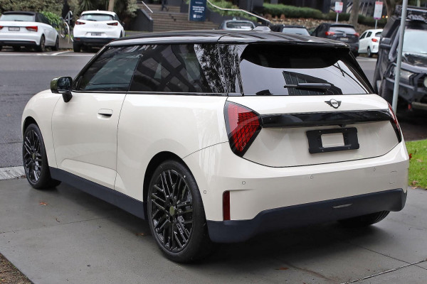 2026 MINI Cooper J01 SE Favoured Hatch image 4