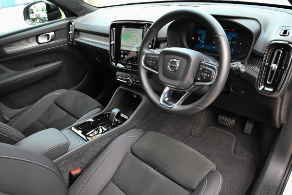2025 Volvo XC40 XZ Ultra B4 Bright SUV image 6