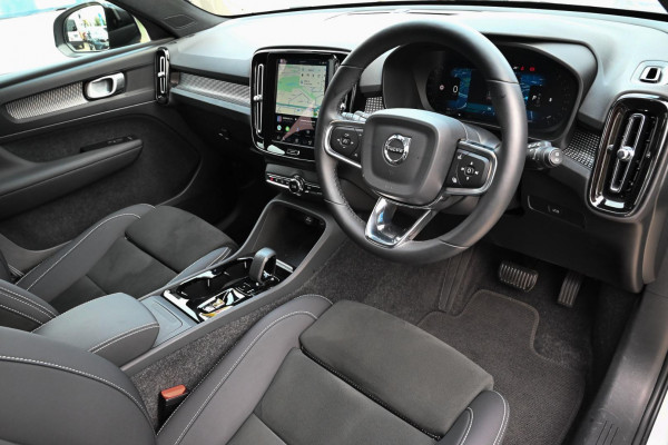 2025 Volvo XC40 XZ Ultra B4 Bright SUV Image 6