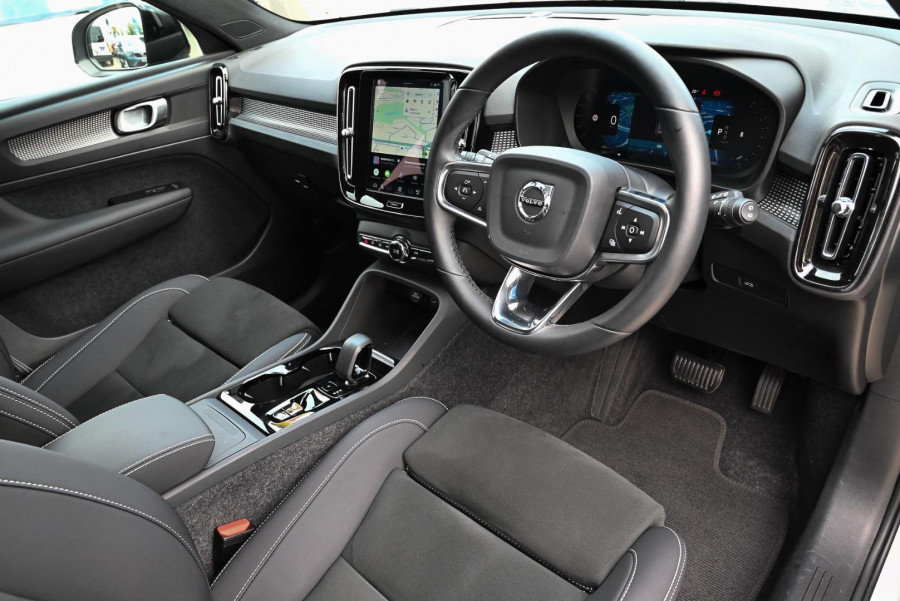 2025 Volvo XC40 XZ Ultra B4 Bright SUV Image 6