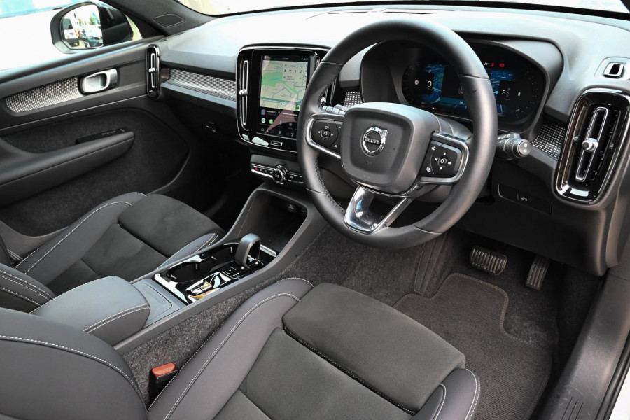 2025 Volvo XC40 XZ Ultra B4 Bright SUV