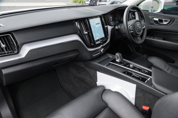 2022 Volvo XC60 UZ B5 Momentum SUV image 8