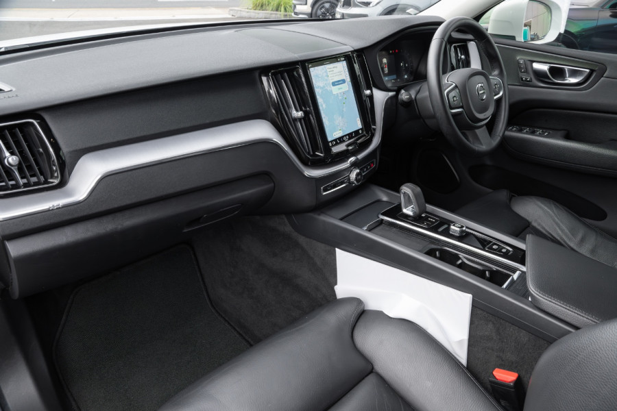 2022 Volvo XC60 UZ B5 Momentum SUV Image 8