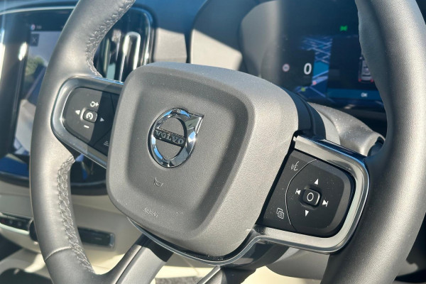2026 Volvo XC40 XZ Ultra B4 Dark SUV Image 16