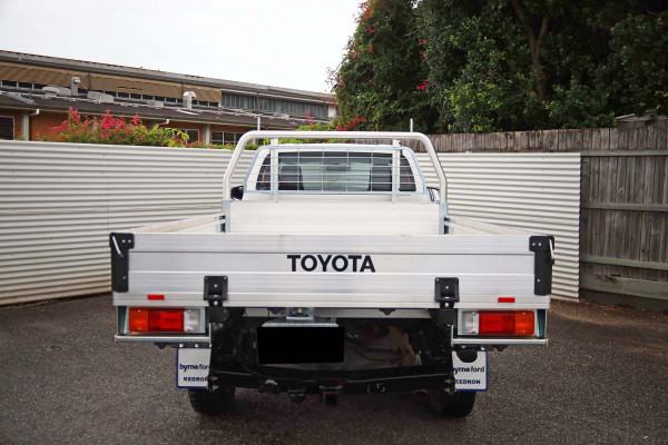 2016 Toyota HiLux  SR 4x4 Single-Cab Cab-Chassis Cab chassis Image 3
