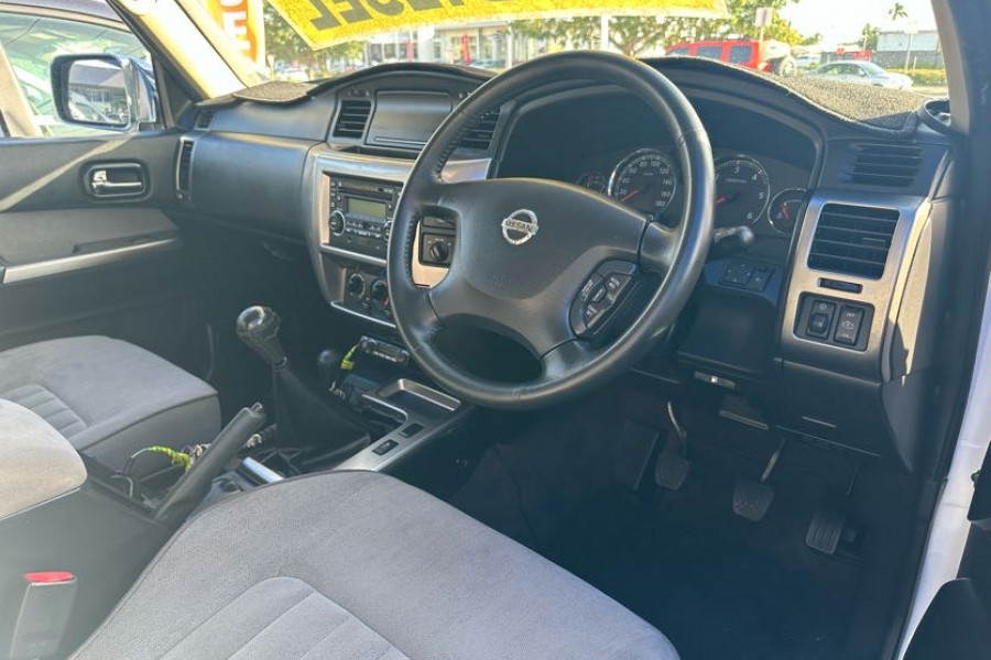 2015 Nissan Patrol Y61 ST SUV Image 14