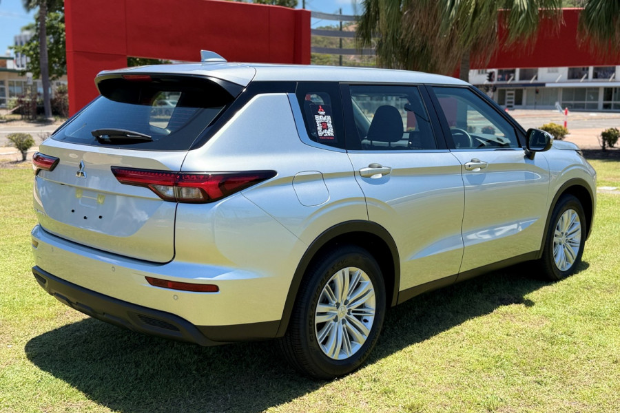 2024 Mitsubishi Outlander ZM ES SUV Image 8