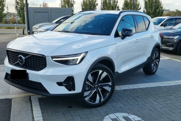 2023 Volvo XC40 XZ Ultimate B5 Dark SUV Image 3