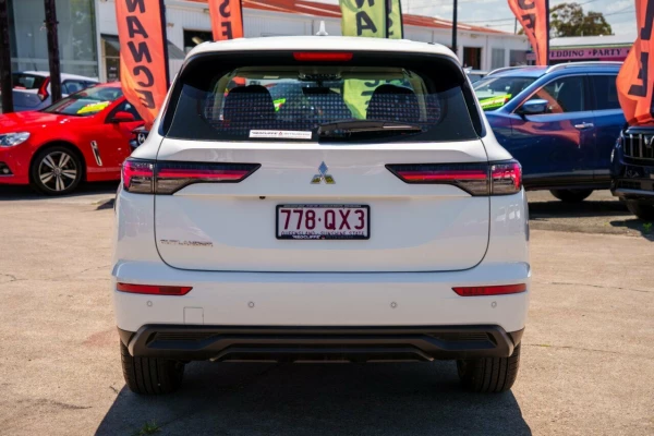 2026 MY25 Mitsubishi Outlander ZM ES SUV Image 3